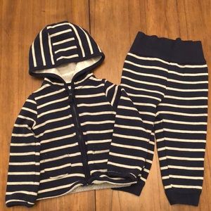 Carter’s boy’s sweatsuit - size 18 months